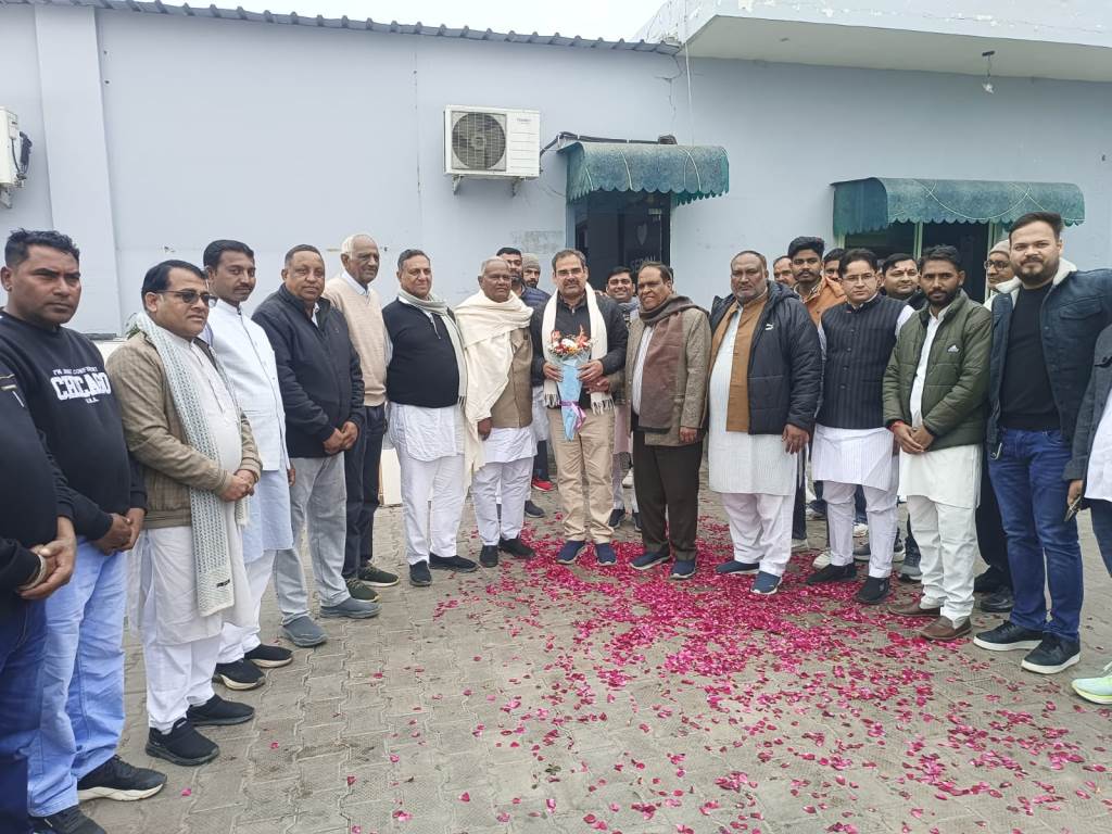 BJP workers and traders listened to the budget at Vipin Lohias establishment State General Secretary Surendra Poonia was the chief guest